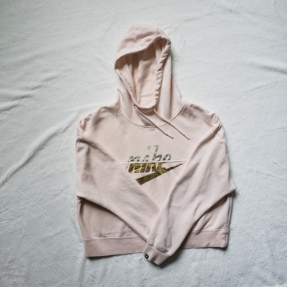 Nike Tops - Nike light pink crewneck